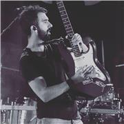 Chitarrista professionista con esperienza decennale impartisce lezioni di chitarra e teoria musicale